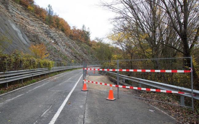 Carretera cortada por el desprendimiento de la escollera junto al río entre Villava y Huarte. Carretera cortada por el desprendimiento de la escollera junto al río entre Villava y Huarte.