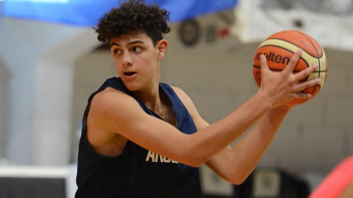 Tomás Scola controla el balón en un entrenamiento