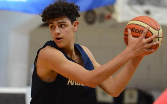 Tom&aacute;s Scola controla el bal&oacute;n en un entrenamiento
