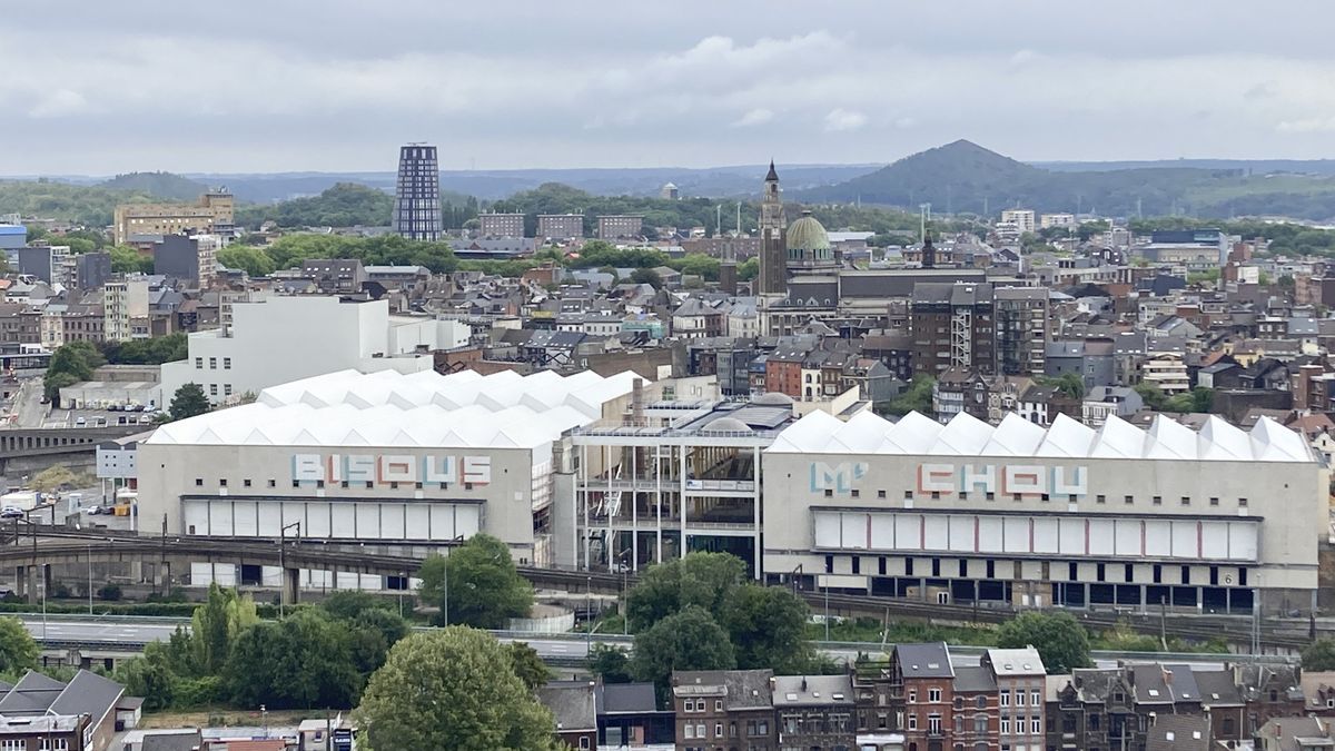 En los alrededores de Charleroi hay fábricas abandonadas, barriadas descuidadas con casas de ladrillo, grafitis y escombros.
