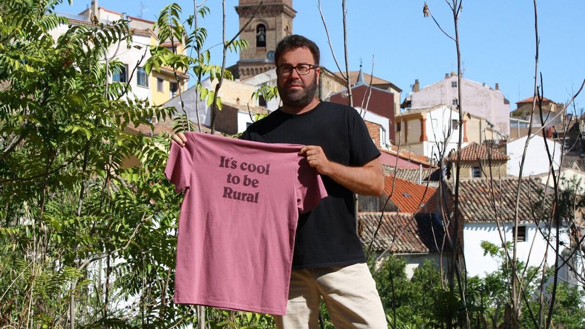 El diseñador Félix Martínez posa en su pueblo, Sesma, con uno de los diseños de su nueva marca Rural & Proud.