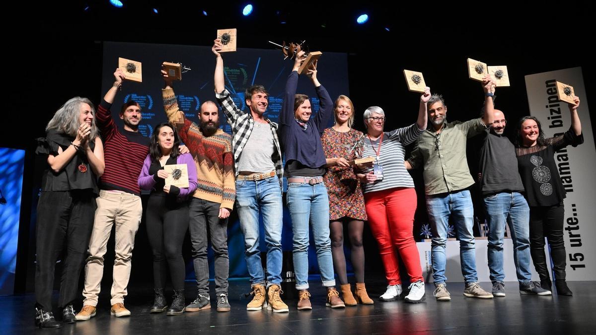 Los galardonados celebran su triunfo sobre el escenario de la Sala BBK.