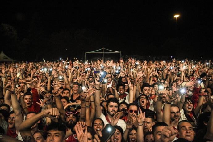 Asistentes al concierto de Ayax y Prok dentro del ciclo de la plaza de los Fueros de San Fermín.