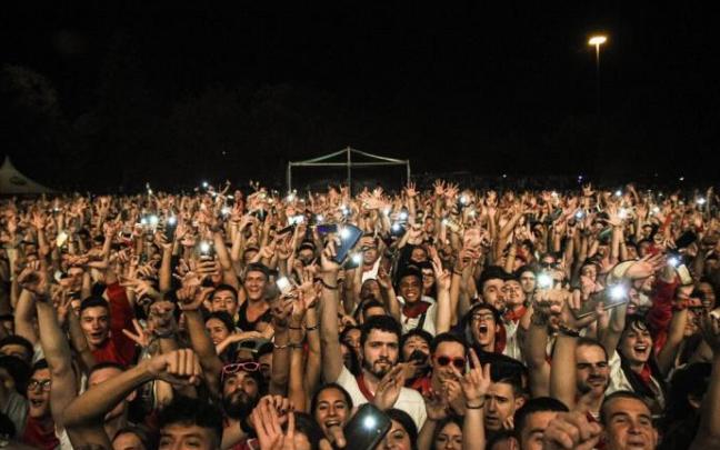 Asistentes al concierto de Ayax y Prok dentro del ciclo de la plaza de los Fueros de San Fermín. Asistentes al concierto de Ayax y Prok dentro del ciclo de la plaza de los Fueros de San Fermín.
