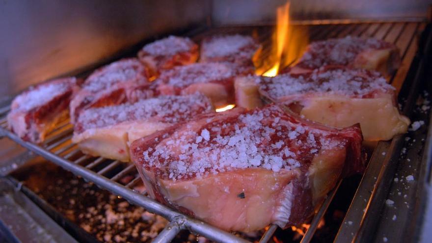 Unas chuletas a la parrilla.