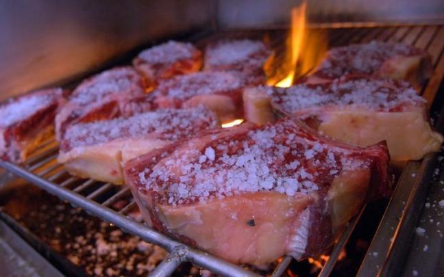 Unas chuletas a la parrilla. Unas chuletas a la parrilla.
