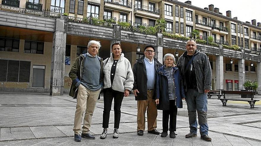 Propietarios de Boni Oinetakoak y Confecciones Iglesias, este lunes.