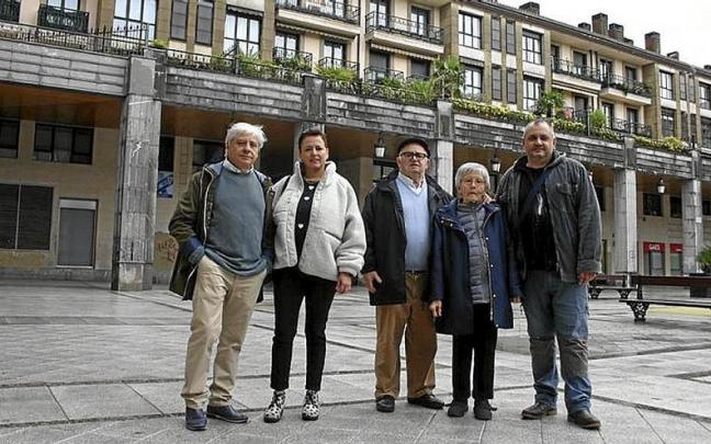 Propietarios de Boni Oinetakoak y Confecciones Iglesias, este lunes.