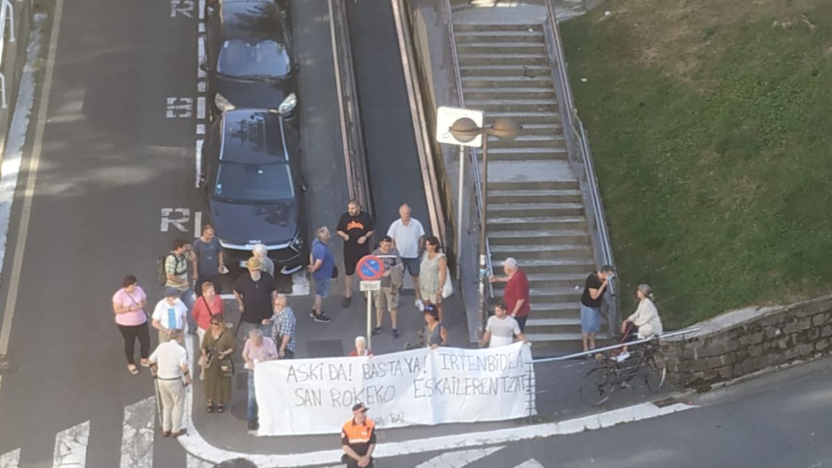 Movilización de vecinos para reclamar la reparación de las escaleras mecánicas de San Roque, el pasado julio