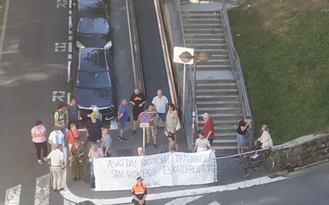 Movilización de vecinos para reclamar la reparación de las escaleras mecánicas de San Roque, el pasado julio