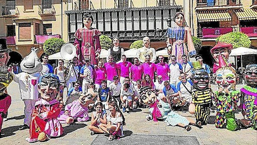 La comparsa falcesina posa tras unas intensas fiestas.