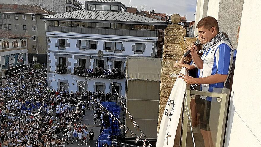 Ander Gonzalo invit&oacute; a sus vecinos a &ldquo;disfrutar de estos d&iacute;as con responsabilidad&rdquo;. | FOTOS: SUSANA MART&Iacute;N