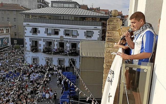 Ander Gonzalo invit&oacute; a sus vecinos a &ldquo;disfrutar de estos d&iacute;as con responsabilidad&rdquo;. | FOTOS: SUSANA MART&Iacute;N