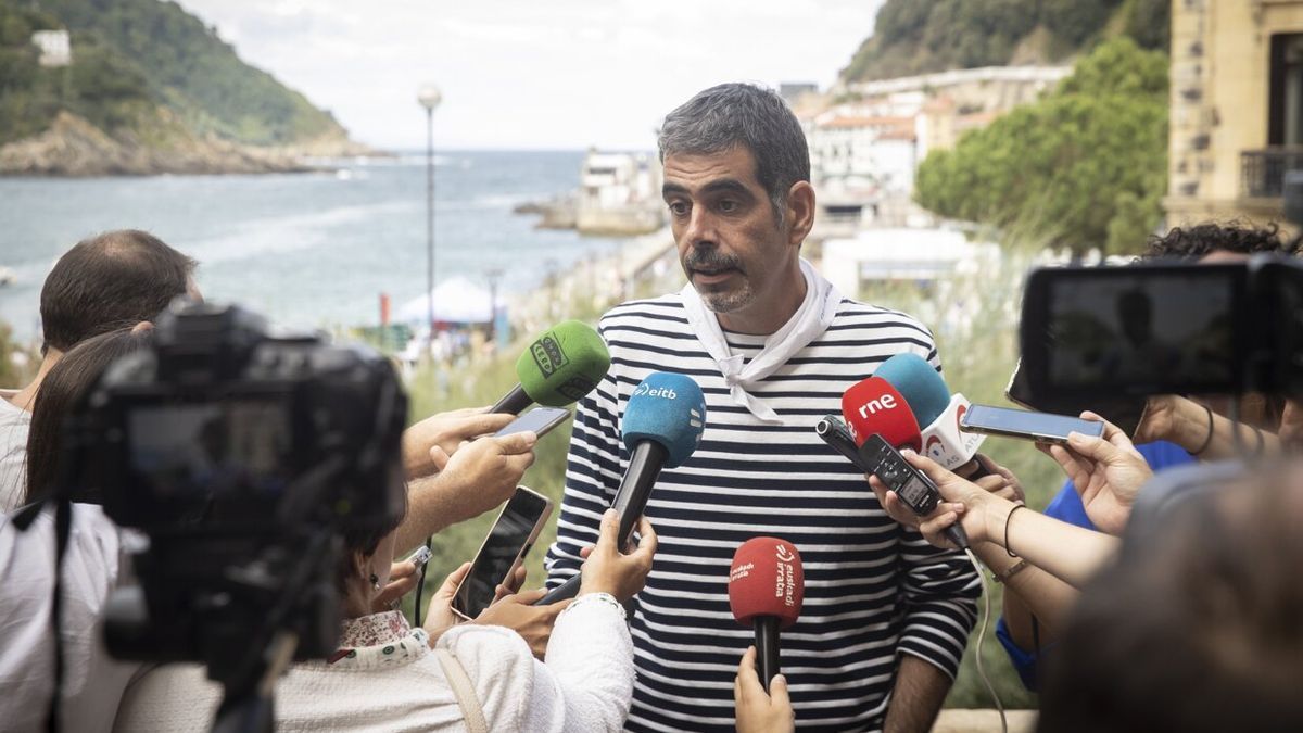 Eneko Goia, atiende a los medios de comunicación este miércoles, momentos antes del tradicional hamaiketako (almuerzo) que ofrece el Ayuntamiento a los protagonistas de la Aste Nagusia