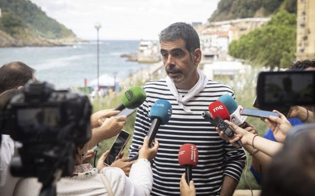 Eneko Goia, atiende a los medios de comunicación este miércoles, momentos antes del tradicional hamaiketako (almuerzo) que ofrece el Ayuntamiento a los protagonistas de la Aste Nagusia