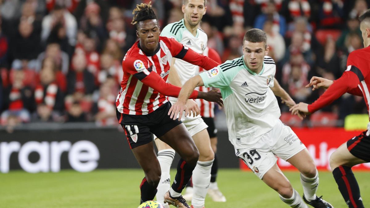 Nico Williams y Diego Moreno pugnan por un balón.