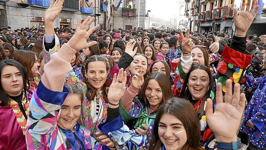 Una cuadrilla de chicas saludan en la plaza Zaharra tras el lanzamiento del txupinazo.