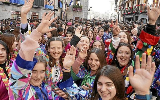 Una cuadrilla de chicas saludan en la plaza Zaharra tras el lanzamiento del txupinazo. Una cuadrilla de chicas saludan en la plaza Zaharra tras el lanzamiento del txupinazo.