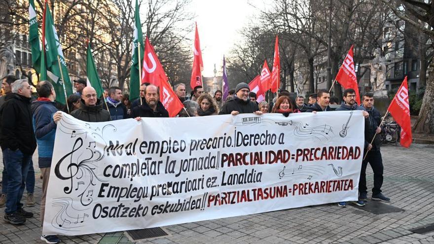 Un momento de la concentración de este jueves frente al Parlamento de Navarra.