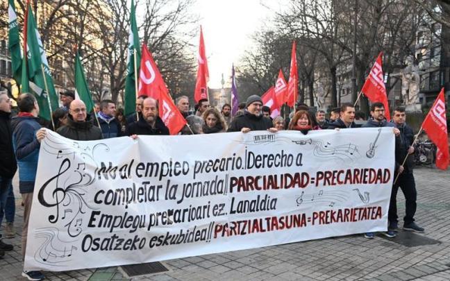 Un momento de la concentración de este jueves frente al Parlamento de Navarra. Un momento de la concentración de este jueves frente al Parlamento de Navarra.