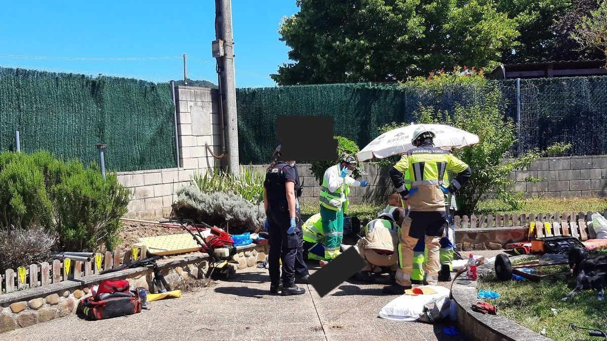 Los servicios de emergencias atienden al hombre herido en Marieta