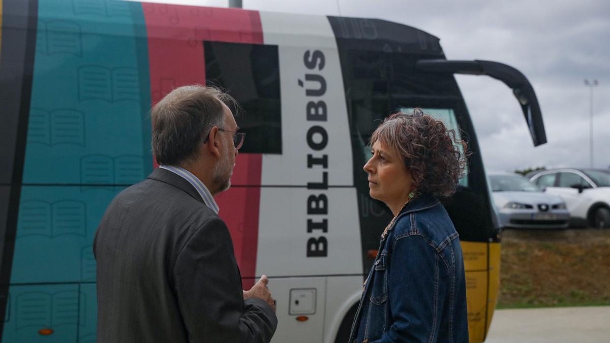 La consejera Esnaola recibe explicaciones de Roberto Soto sobre el bibliobus.