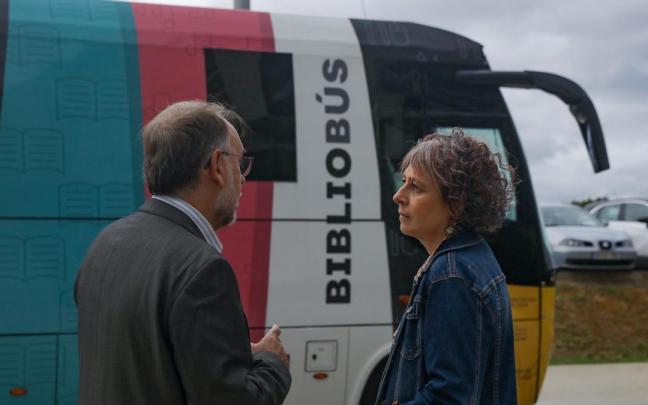 La consejera Esnaola recibe explicaciones de Roberto Soto sobre el bibliobus.