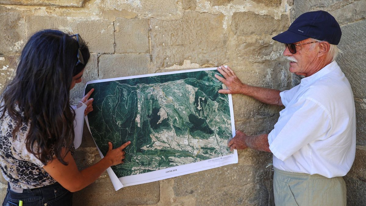 La artista junto a uno de los vecinos de Leache, Koldo Pastor.