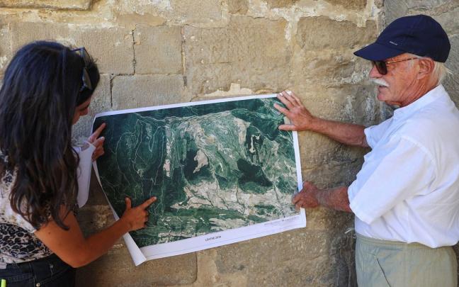 La artista junto a uno de los vecinos de Leache, Koldo Pastor.