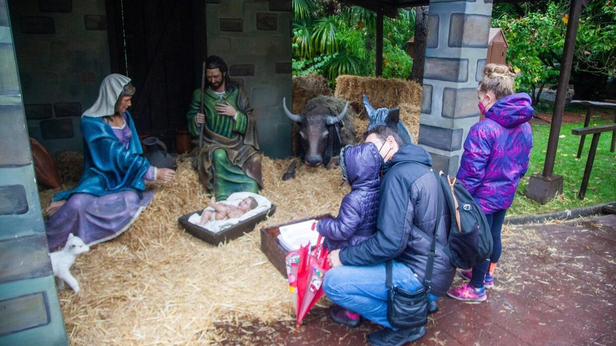 Una familia en el Belén de La Florida.