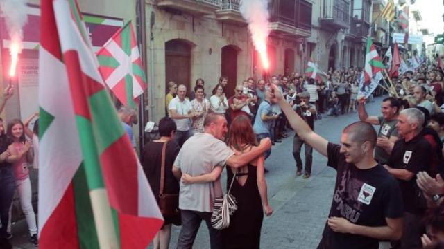 Recibimiento a Ugarte a su llegada Oñate tras su salida de la cárcel después de cumplir 22 años de condena por varios delitos, entre ellos el secuestro del funcionario de prisiones José Antonio Ortega Lara. Recibimiento a Ugarte a su llegada Oñate tras su salida de la cárcel después de cumplir 22 años de condena por varios delitos, entre ellos el secuestro del funcionario de prisiones José Antonio Ortega Lara.