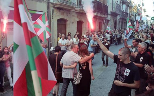 Recibimiento a Ugarte a su llegada Oñate tras su salida de la cárcel después de cumplir 22 años de condena por varios delitos, entre ellos el secuestro del funcionario de prisiones José Antonio Ortega Lara. Recibimiento a Ugarte a su llegada Oñate tras su salida de la cárcel después de cumplir 22 años de condena por varios delitos, entre ellos el secuestro del funcionario de prisiones José Antonio Ortega Lara.