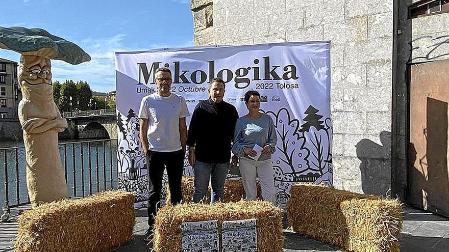 Presentación de Mikologika, ayer en el exterior del Casino. | FOTO: M.S.S.