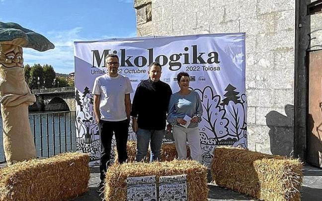 Presentación de Mikologika, ayer en el exterior del Casino. | FOTO: M.S.S.