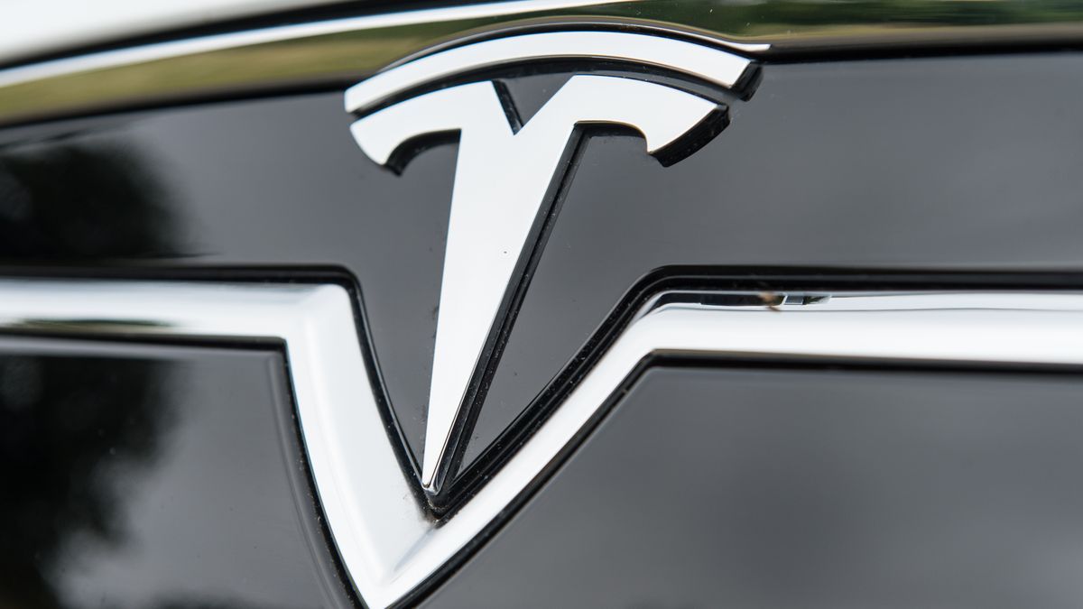 Logo de la compañía de vehículos eléctricos Tesla.