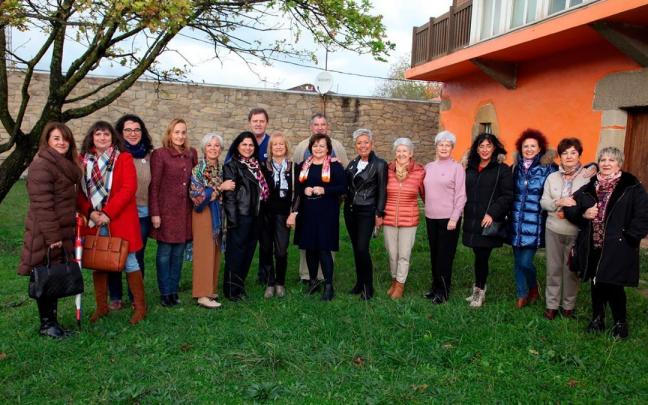 Responsables municipales de Uribe Kosta e integrantes de la Asociación Andra Barriak, ayer en el encuentro en Urduliz