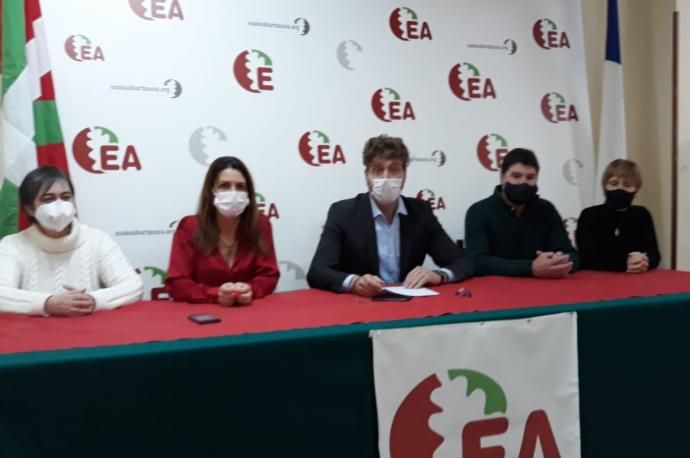 Representantes del sector crítico de EA en una rueda de prensa en Donostia.