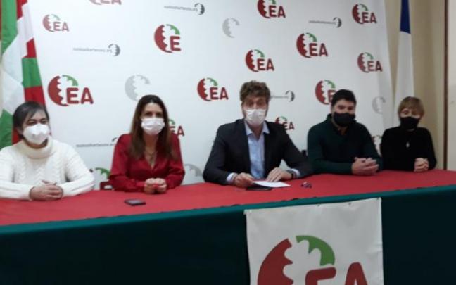 Representantes del sector crítico de EA en una rueda de prensa en Donostia.