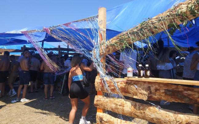 Una chica se adentra en una de las construcciones del 'Bronx'.