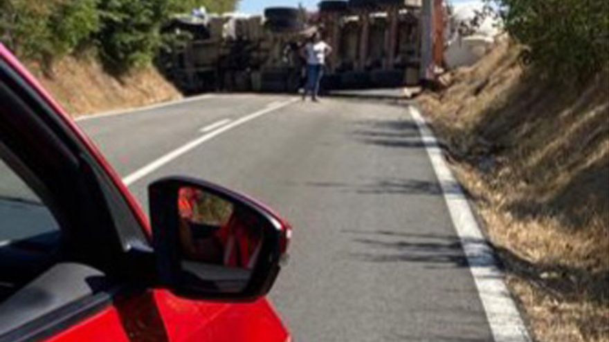 El camión volcado entre Ibero y Etxauri.