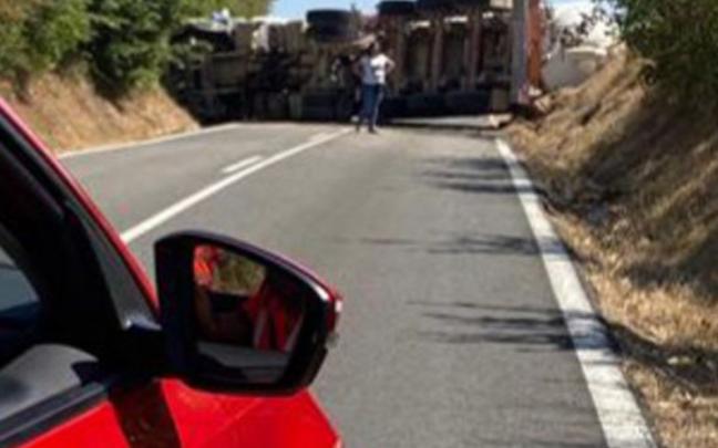 El cami&oacute;n volcado entre Ibero y Etxauri.