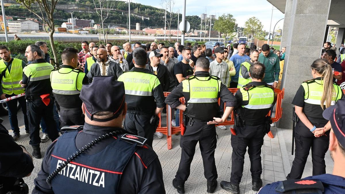 Un momento de la concentración sindical de policías a las puertas de la nueva Inspección Vecinal de Deusto.