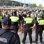 Un momento de la concentraci&oacute;n sindical de polic&iacute;as a las puertas de la nueva Inspecci&oacute;n Vecinal de Deusto.