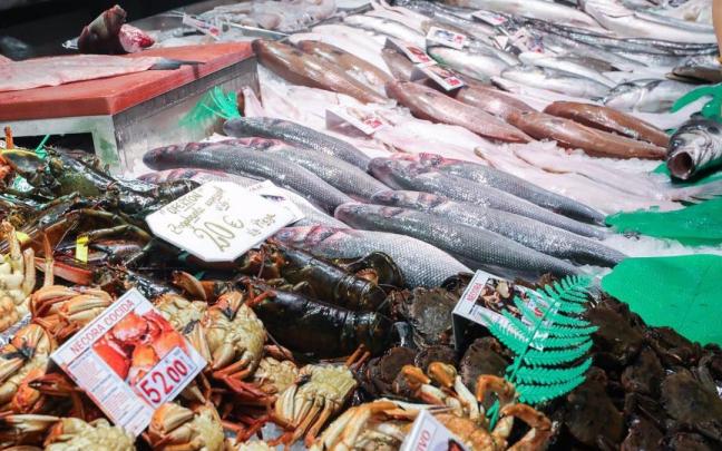 Pescados a la venta en una pescadería. Pescados a la venta en una pescadería.