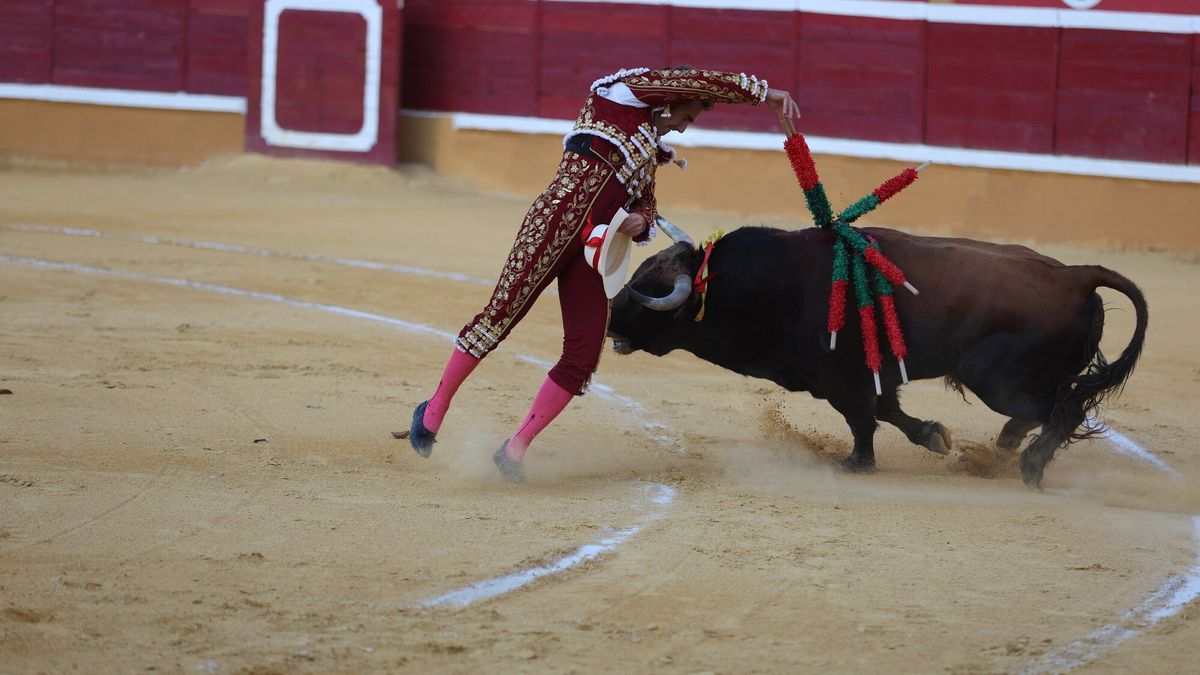 ‘El Fandi’ clava un par al ‘violín’ a ‘Avanzado’, sujetando un sombrero en su mano izquierda.