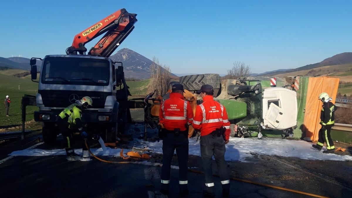 Agentes de Policía Foral y Bomberos, en el lugar del siniestro en Ibargoiti.