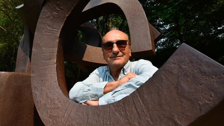 Luis Chillida posa en la escultura ‘Peine del Viento XVII’, pieza que Eduardo Chillida regaló a su mujer en 1990.