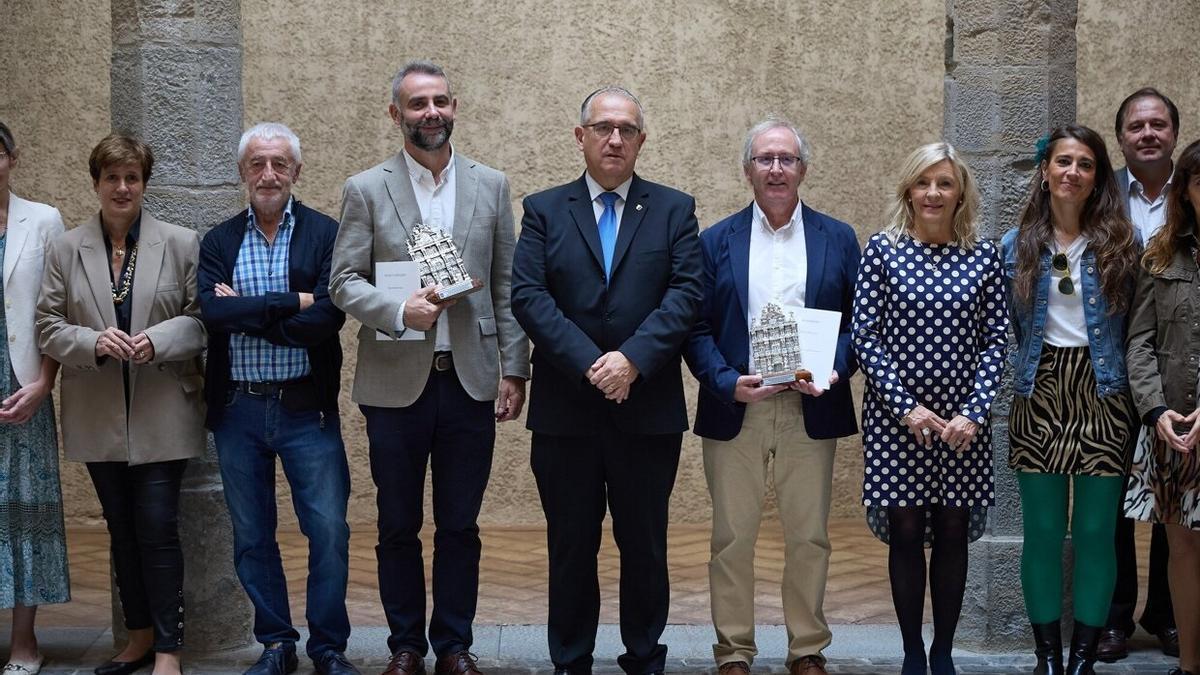 Manuel José de Lara Ródenas y Gotzon Plaza Jaio, a izquierda y derecha respectivamente del alcalde Enrique Maya, tras recibir el XVI Premio Internacional de Poesía Ciudad de Pamplona