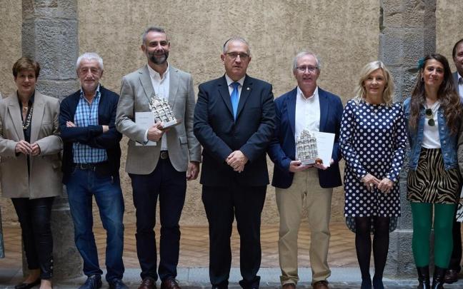 Manuel José de Lara Ródenas y Gotzon Plaza Jaio, a izquierda y derecha respectivamente del alcalde Enrique Maya, tras recibir el XVI Premio Internacional de Poesía Ciudad de Pamplona