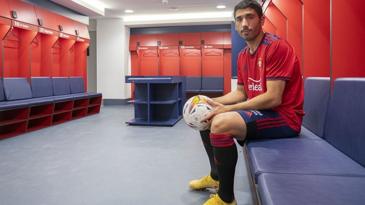 Cote, con la equipación de Osasuna en el vestuario de El Sadar el día de su presentación.